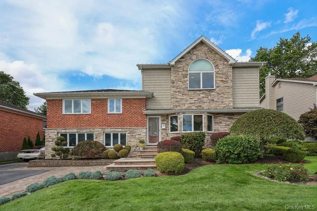 21 Kathleen Drive E, Syosset