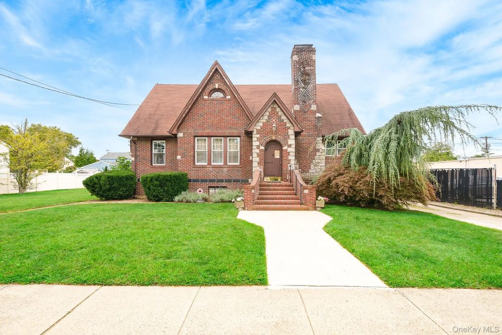 2320 Woodland Avenue, Wantagh