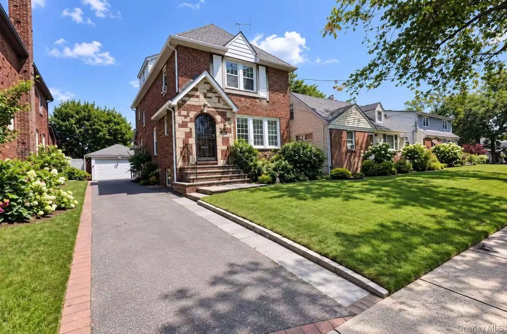 115 Canterbury Gate, Lynbrook
