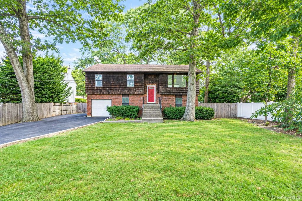 39 Pond Path, Lake Grove