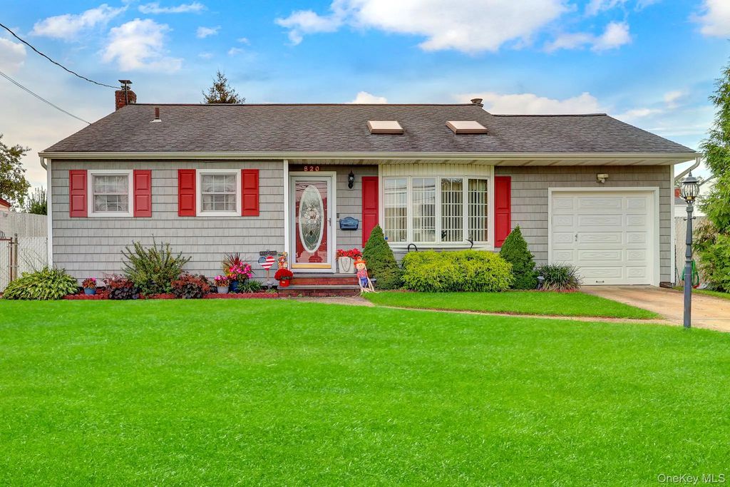 820 N Hamilton Avenue, Lindenhurst