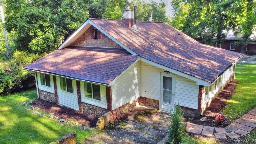 57 Osseo Park Road, Monroe