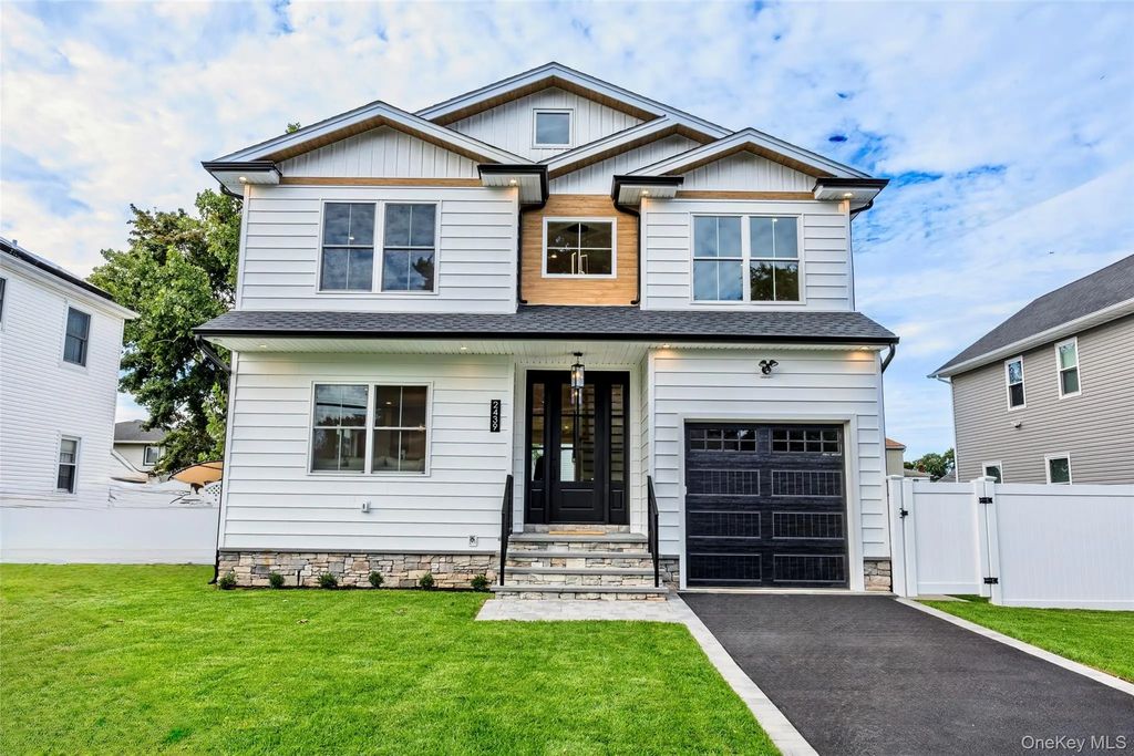 2439 Berkeley Place, Bellmore