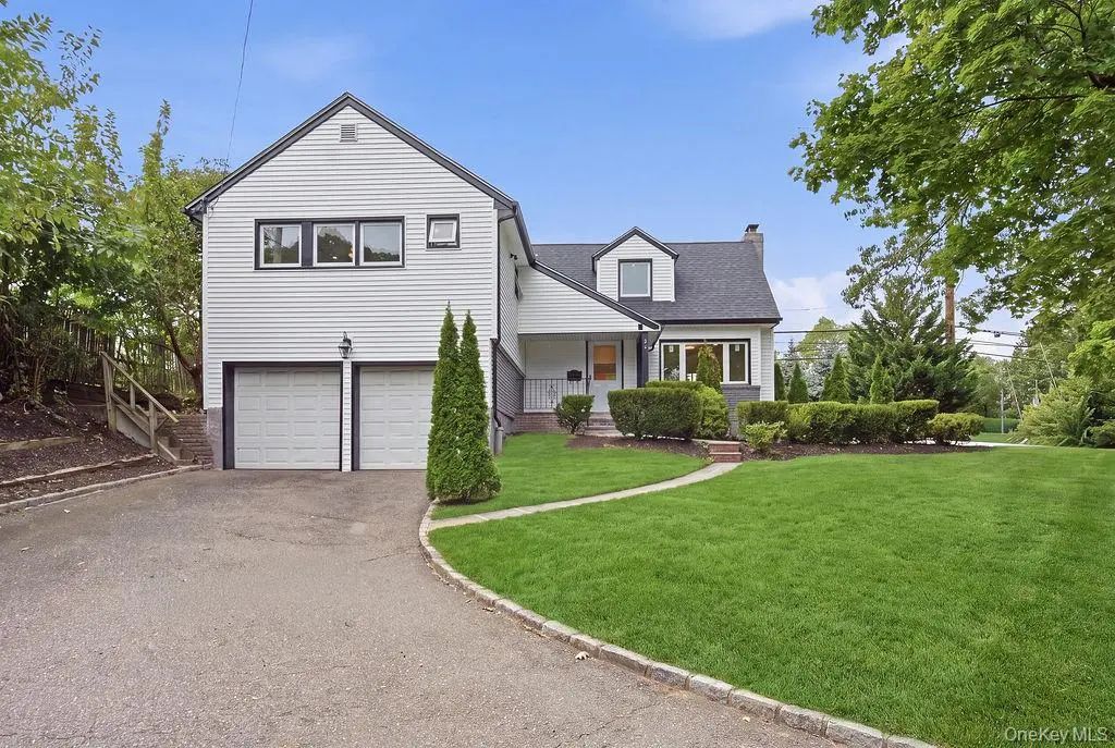 84 Middle Neck Road, Roslyn