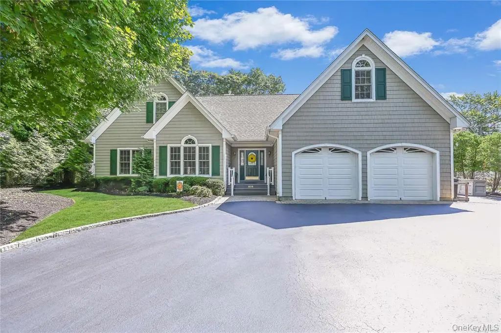 828 Pondview Road, Riverhead