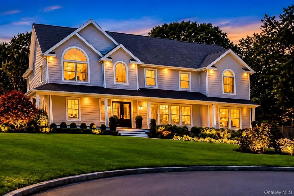 6 Magnolia Court, East Moriches
