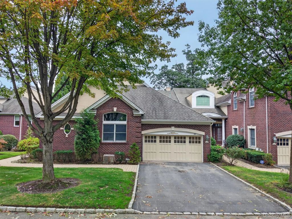 68 Kensington Circle, Manhasset