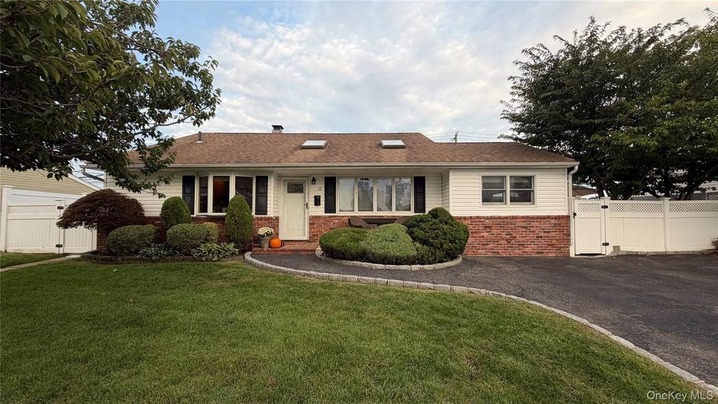 11 Lois Lane, Farmingdale