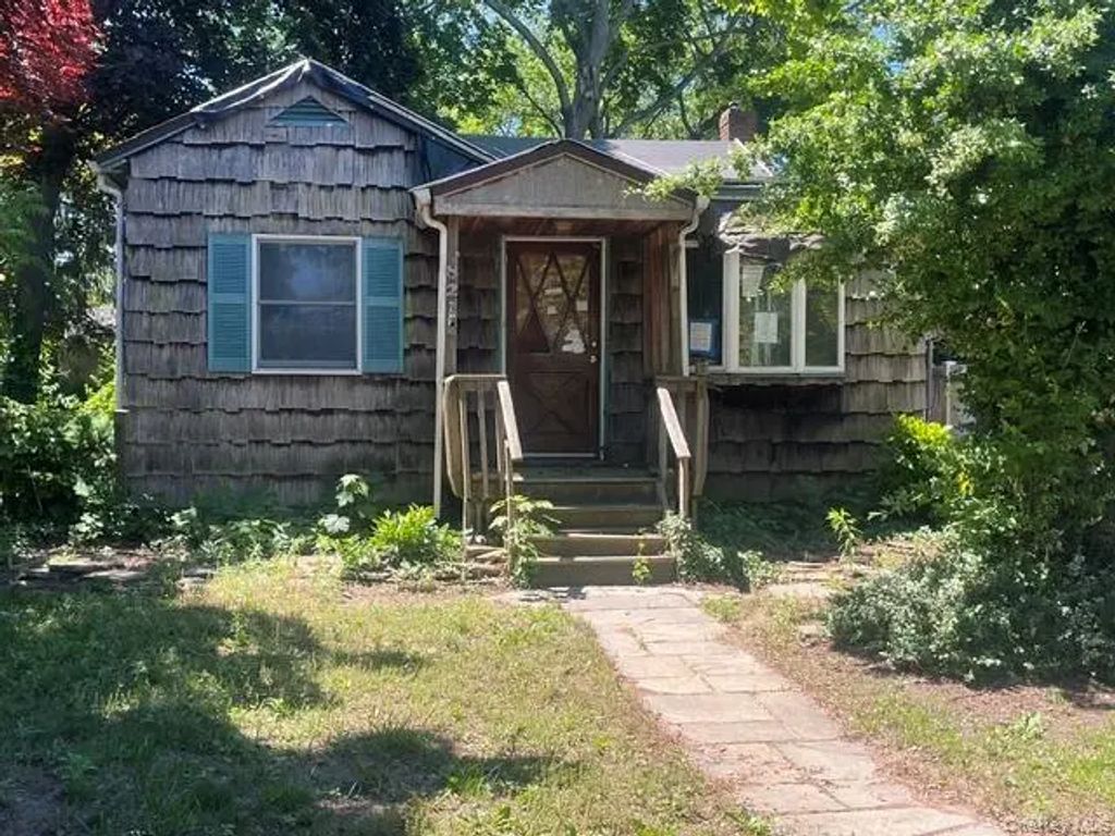 82 4th Street, Lake Ronkonkoma