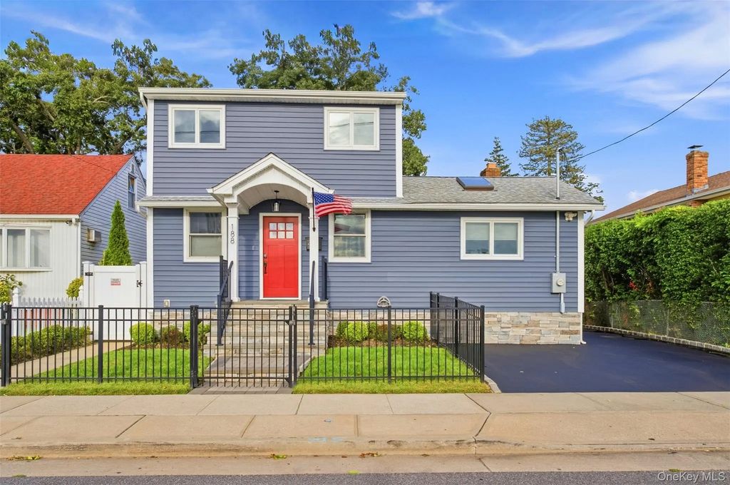188 S Strong Avenue, Lindenhurst