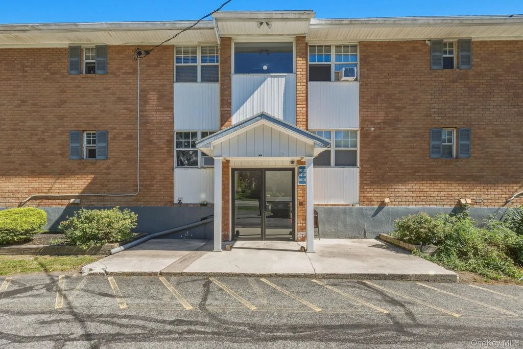 2301 Barclay Manor # 23a, Newburgh