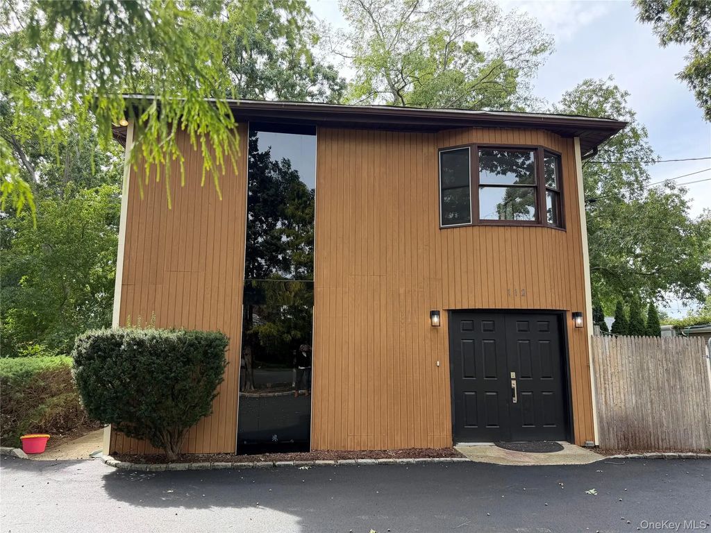 112 Hillside Road, Deer Park