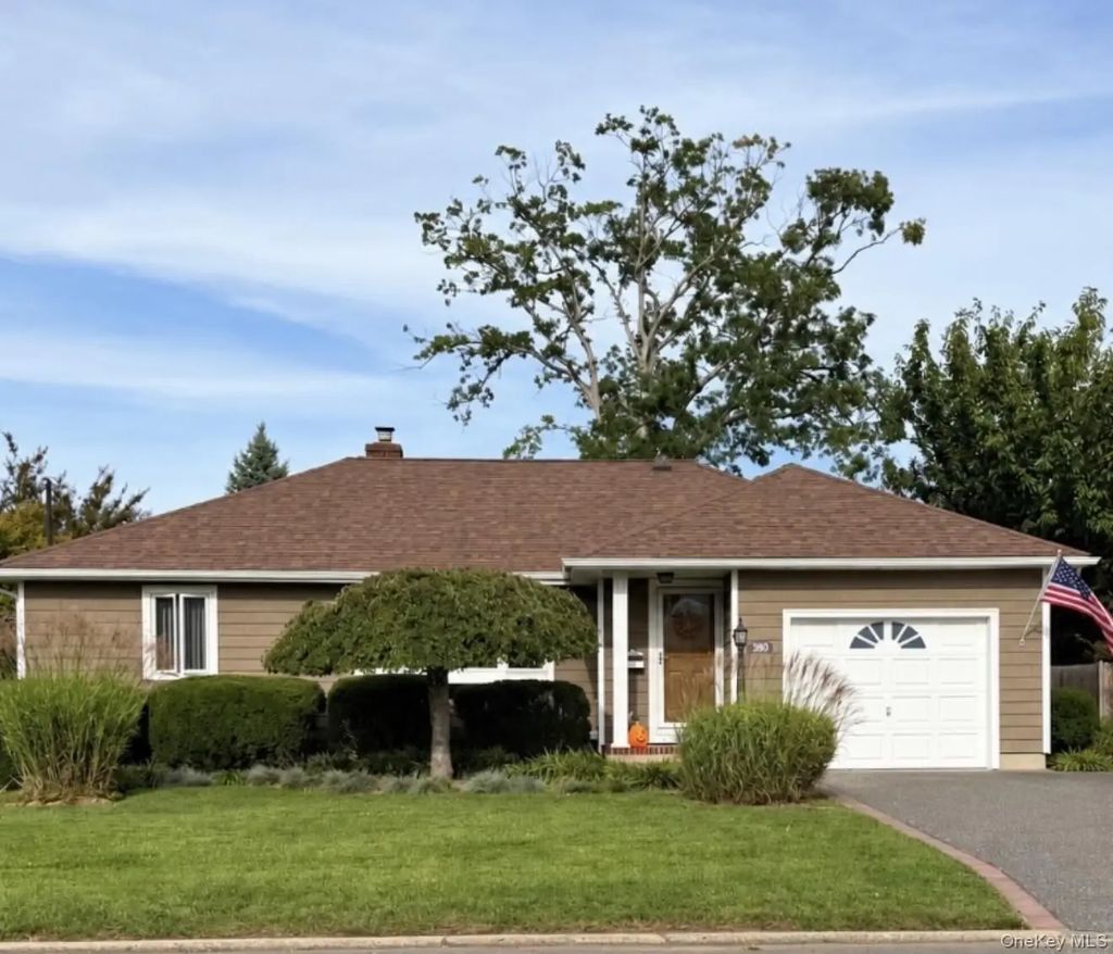 380 N Clinton Avenue, Lindenhurst