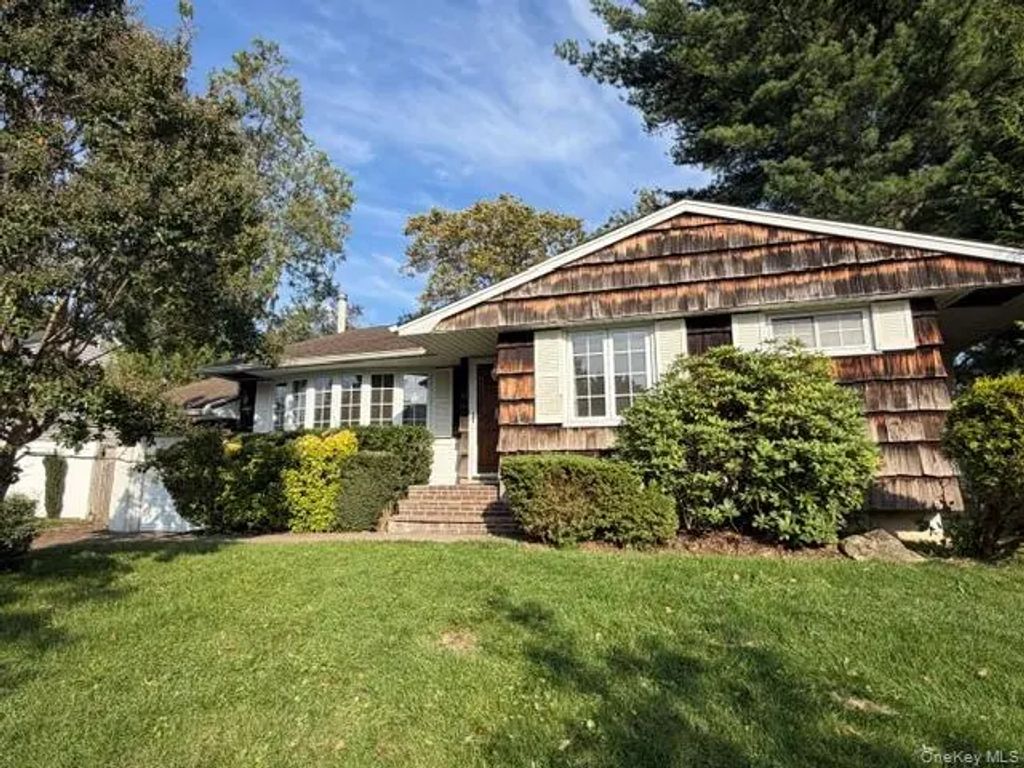 46 Alexander Drive, Syosset