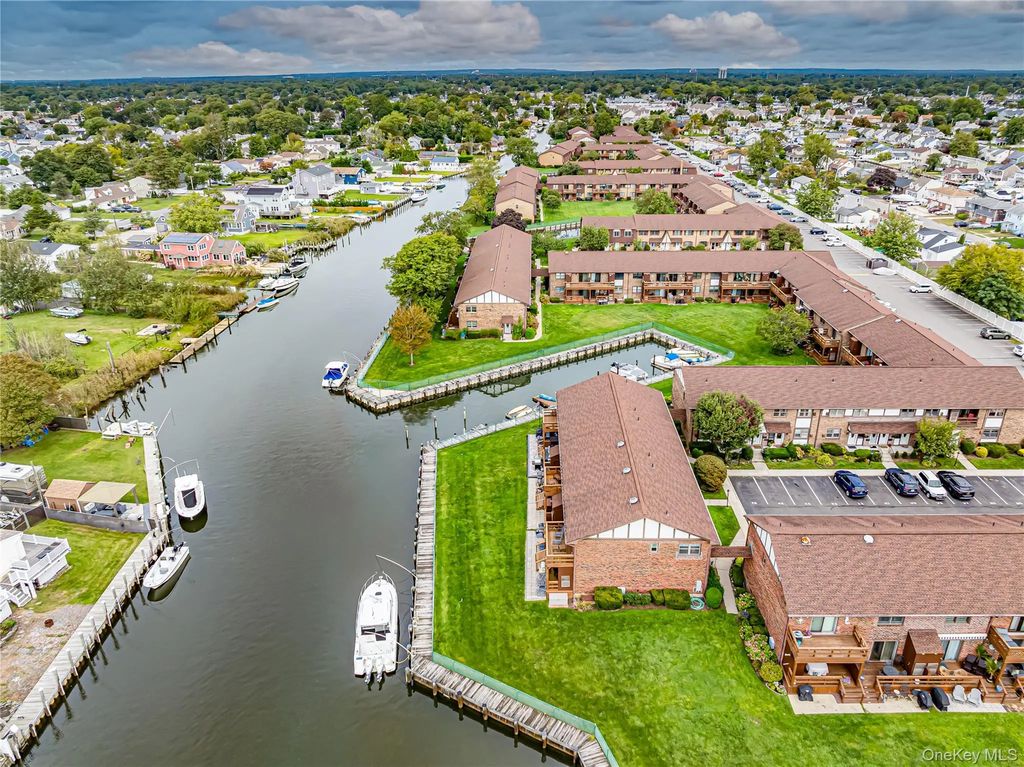 337 Mariners Way # 337, Copiague