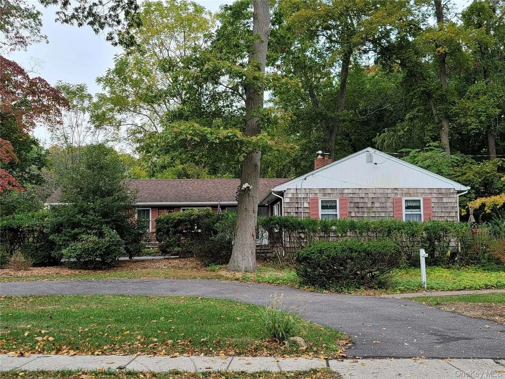101 N Country Road, Shoreham