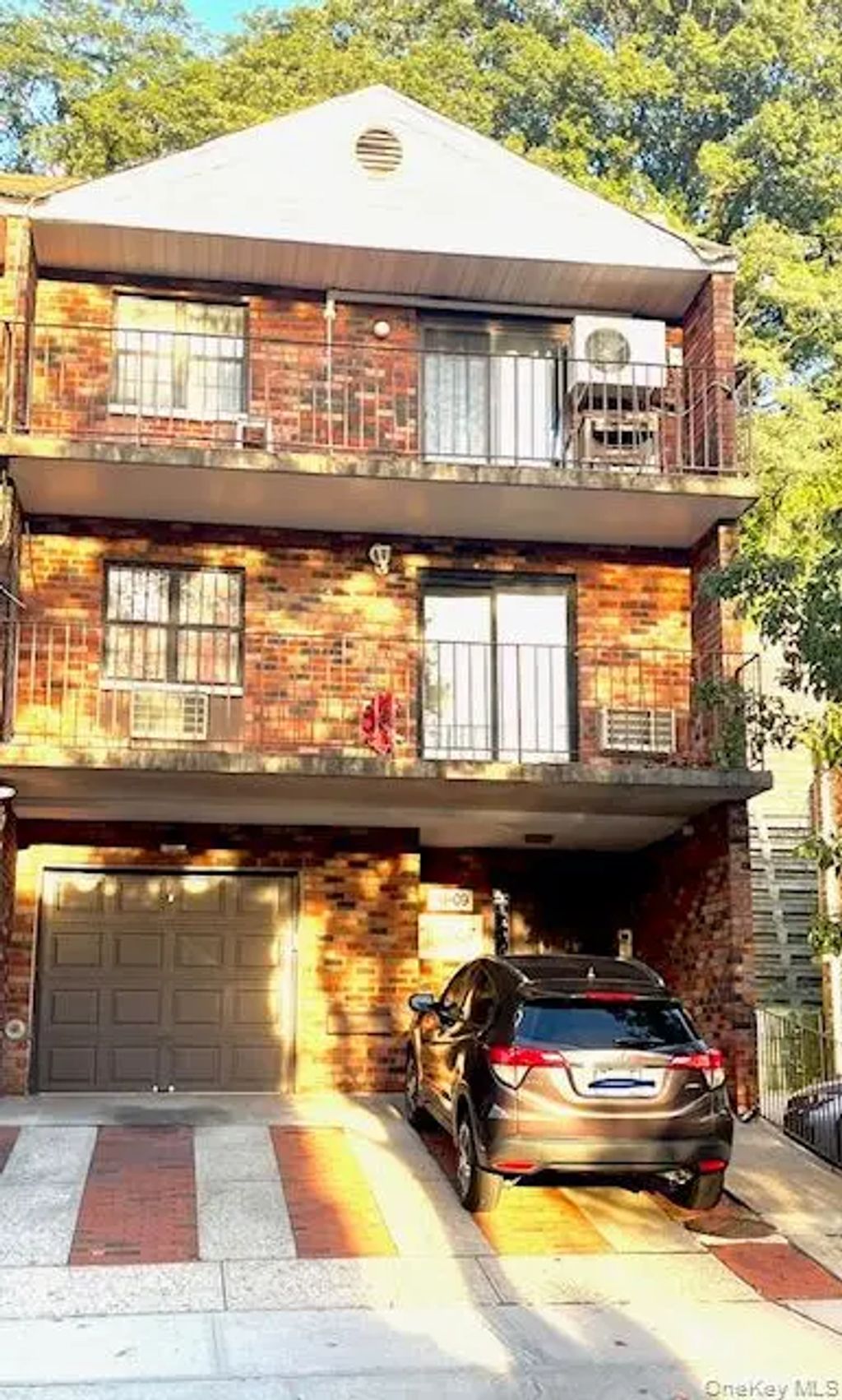 6809 242nd Street # 33a, Little Neck