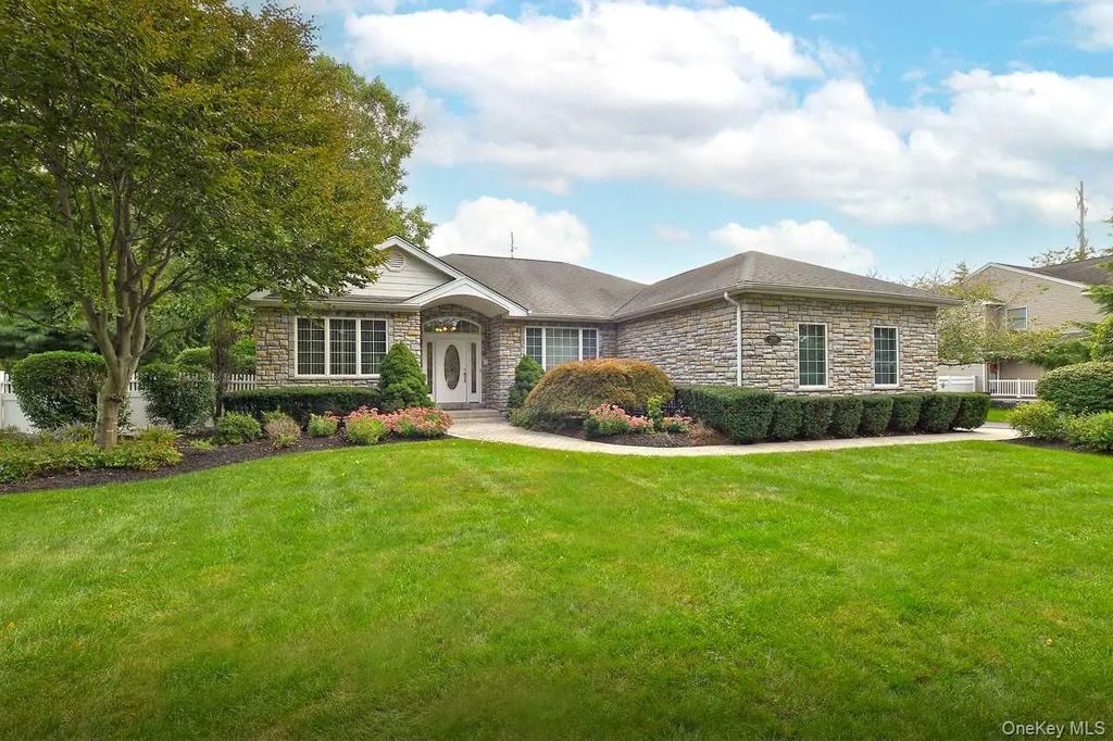 299 Pine Acre Boulevard, Dix Hills