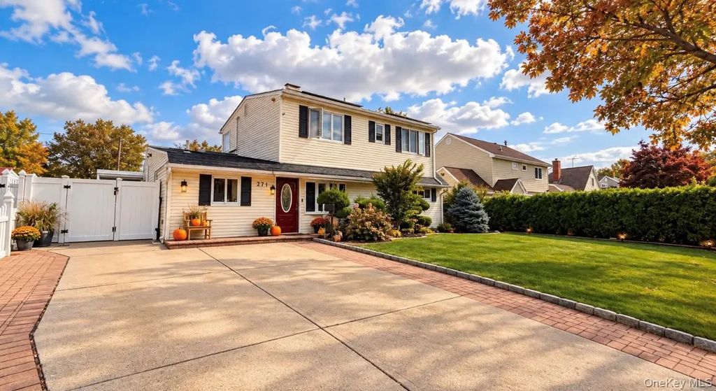 271 Twin Lane E, Wantagh