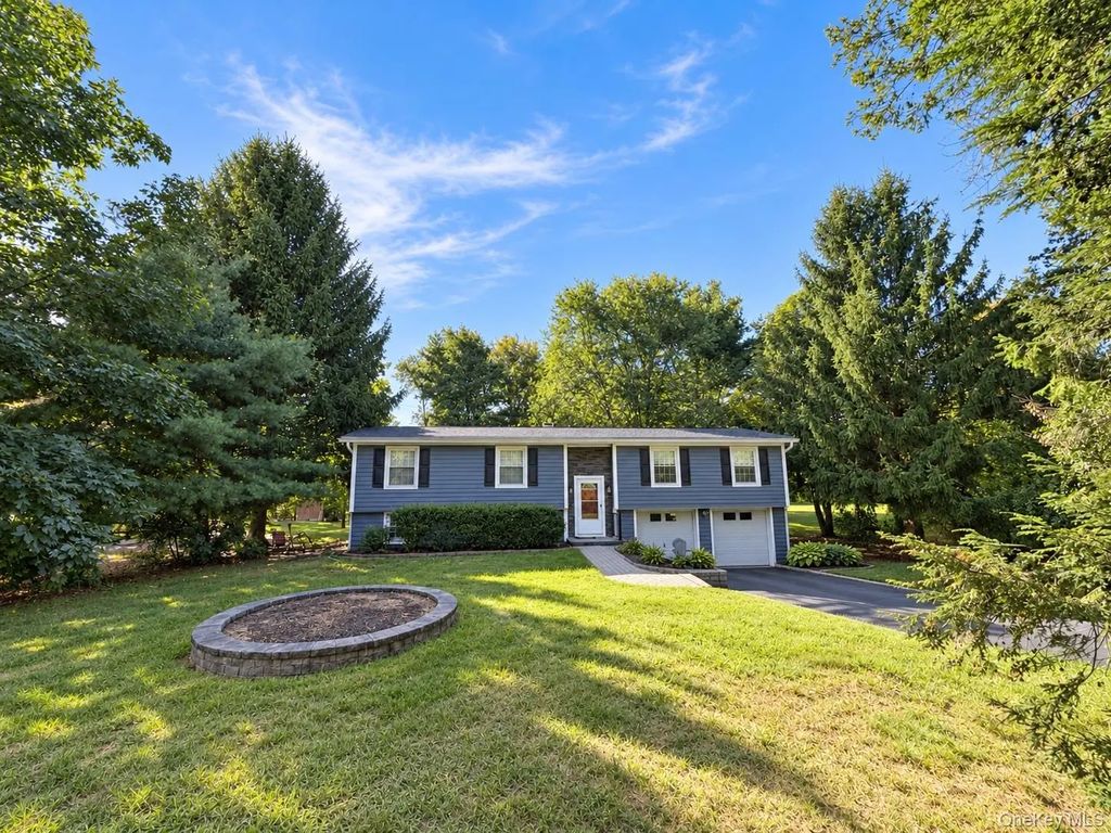 545 N Quaker Lane, Hyde Park