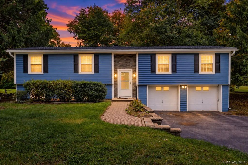 545 N Quaker Lane, Hyde Park