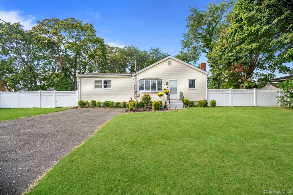 162 Carlls Path, Deer Park