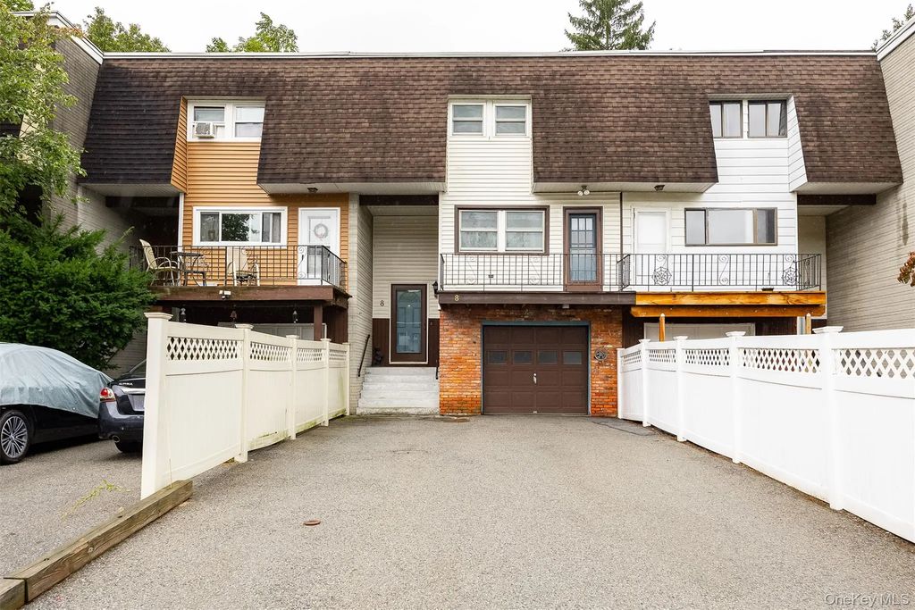 8 Boxwood Court, Poughkeepsie