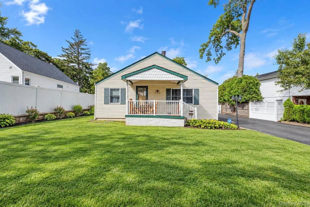 11 Oak Street, Nesconset