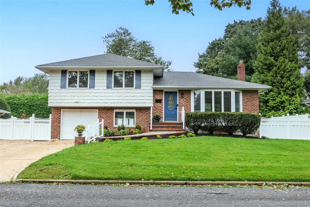 27 Schoenfield Lane, Melville
