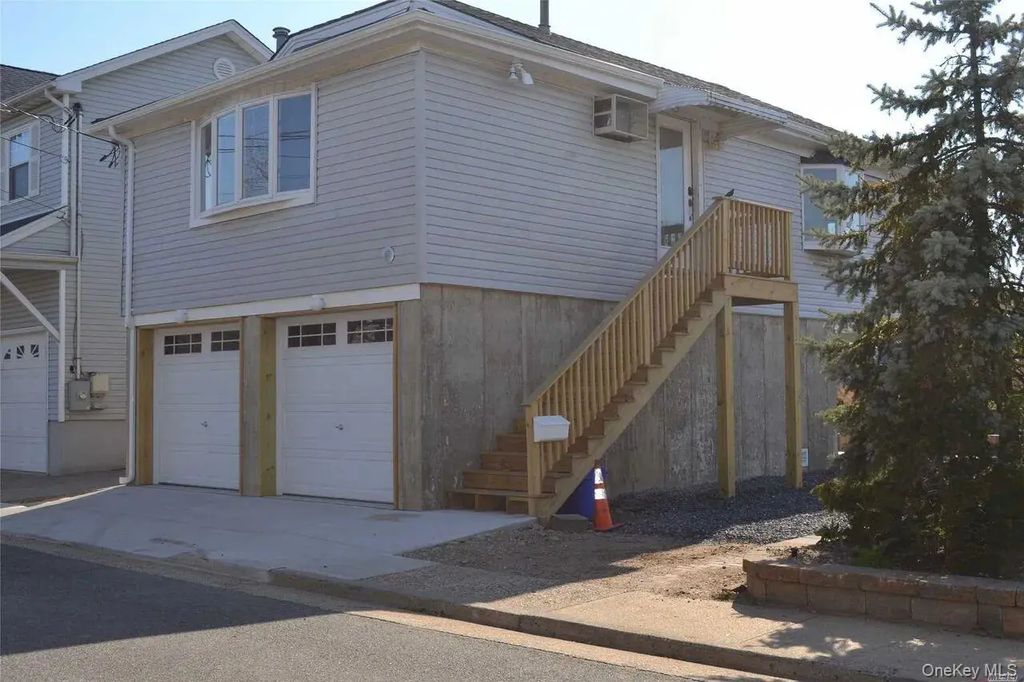 172 Sportsmans Avenue, Freeport