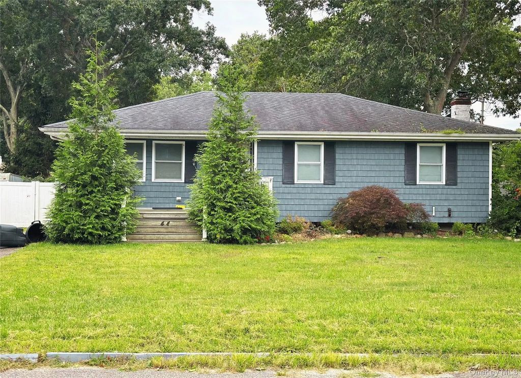44 Floradora Drive, Mastic