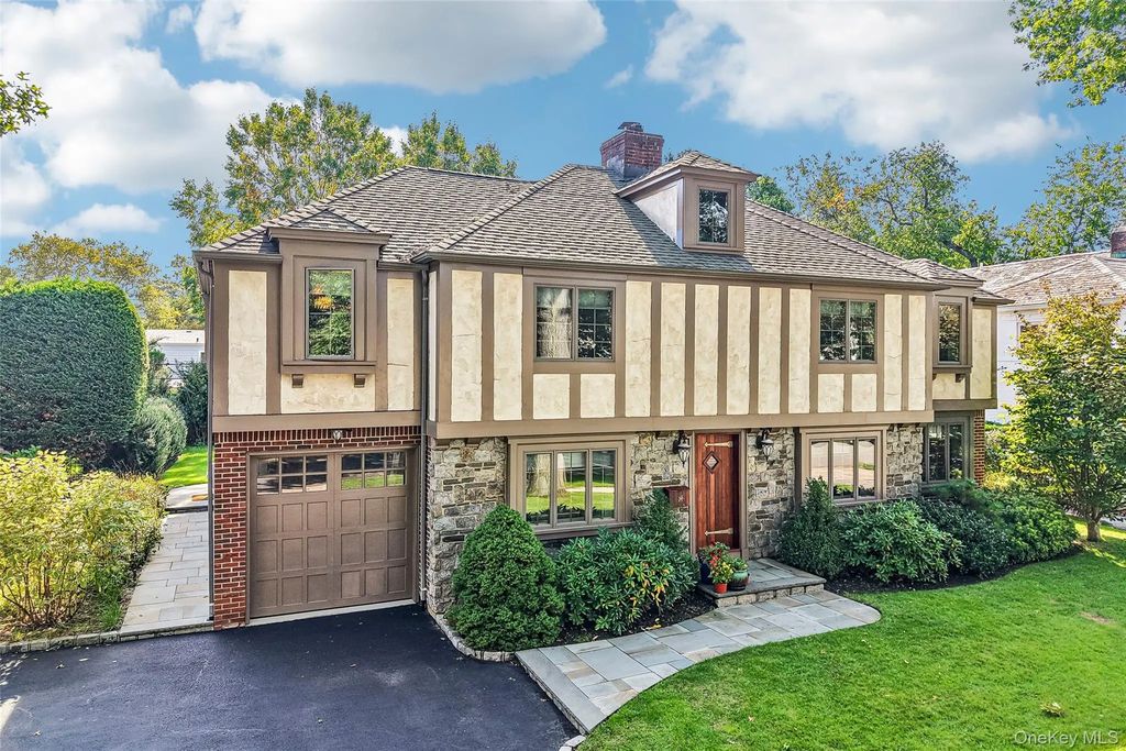 14 Huntington Road, Garden City