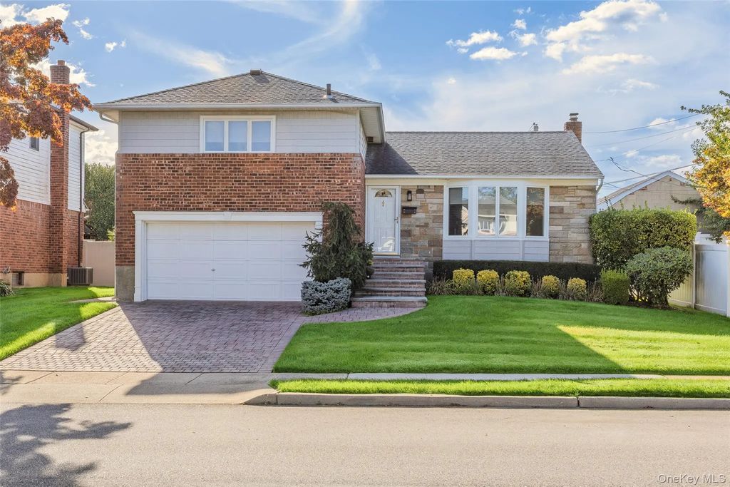 39 Stauber Drive, Plainview