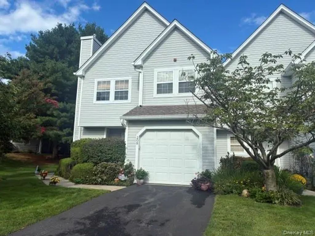 208 Erik Drive, East Setauket