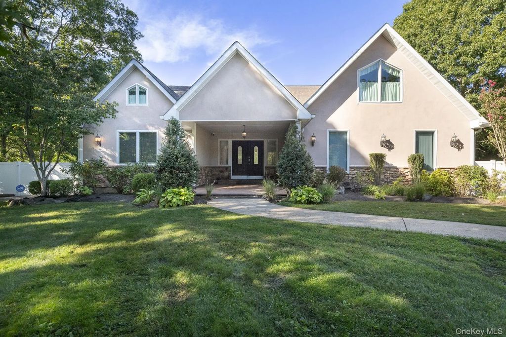 37 W Woodside Avenue, Patchogue