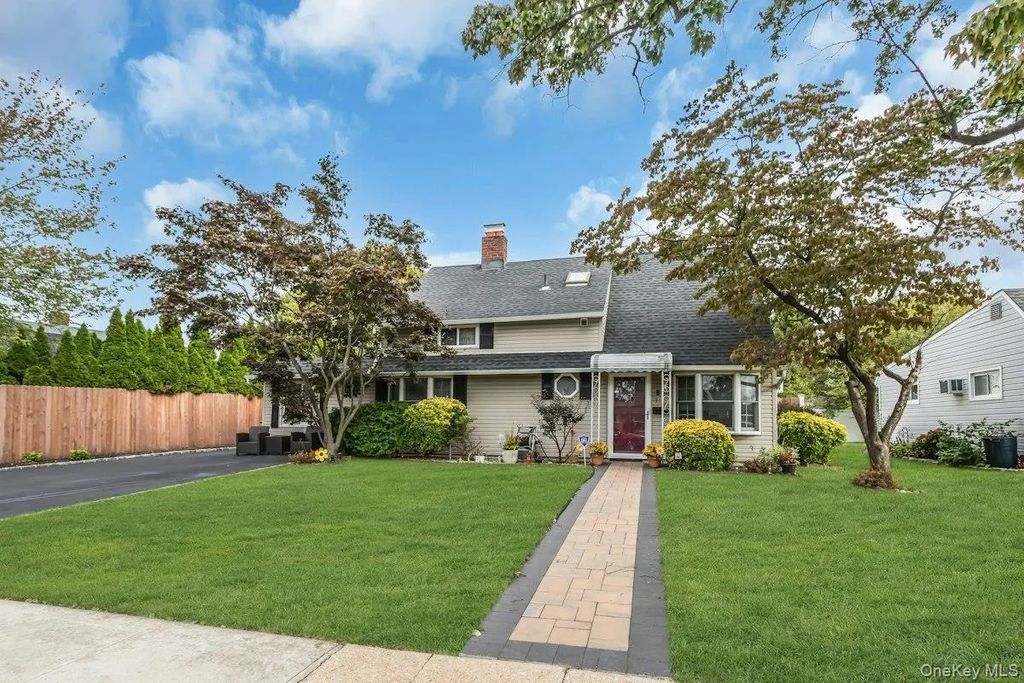7 Eve Lane, Levittown