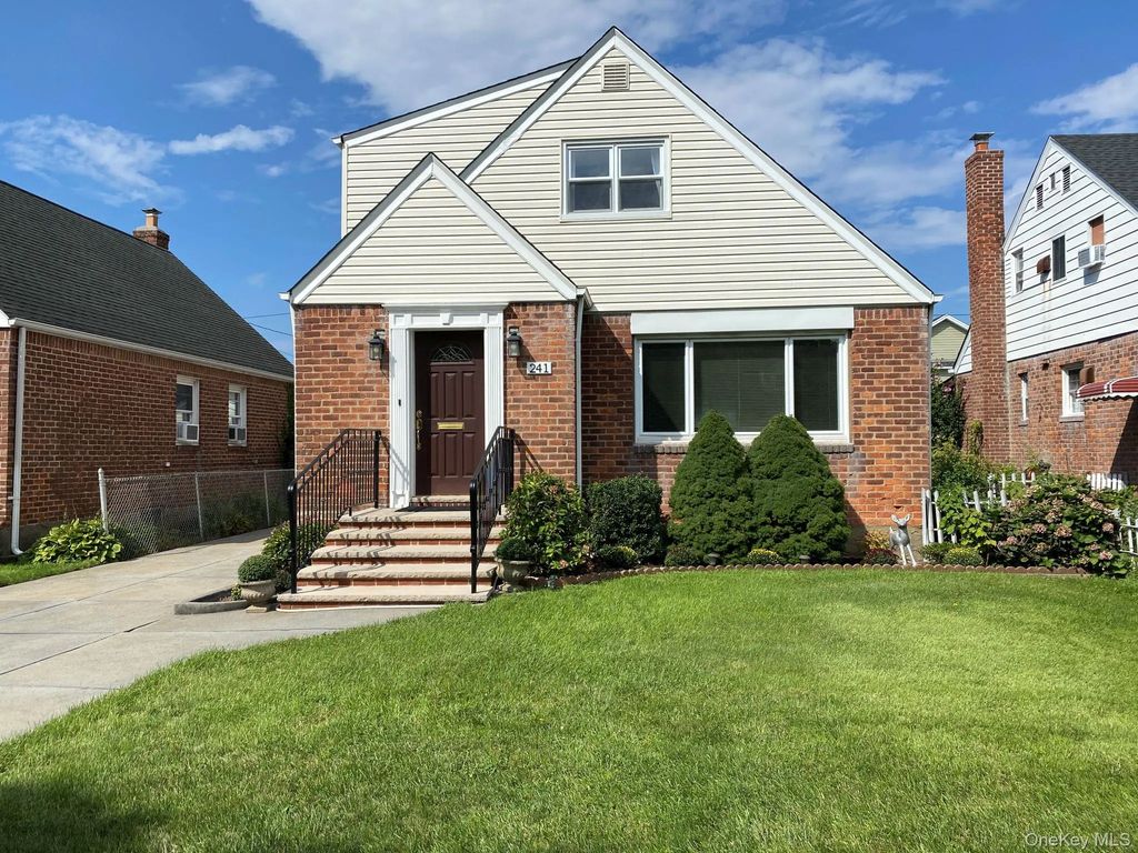 241 Whitehall Road S, Garden City