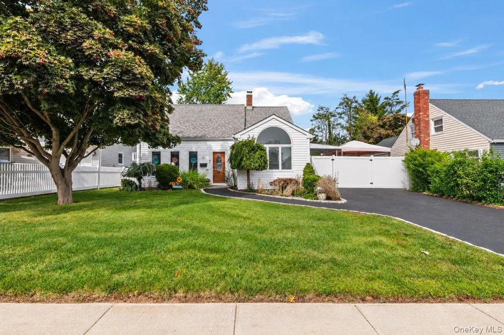 61 Hollyhock Road, Levittown