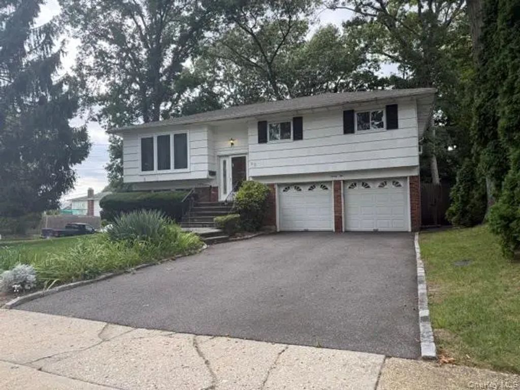 22 Cedar Street, Syosset