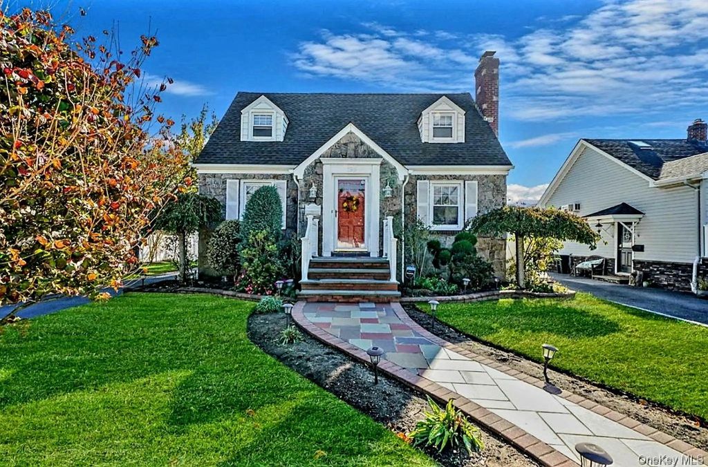 199 Claxton Avenue, Bellmore
