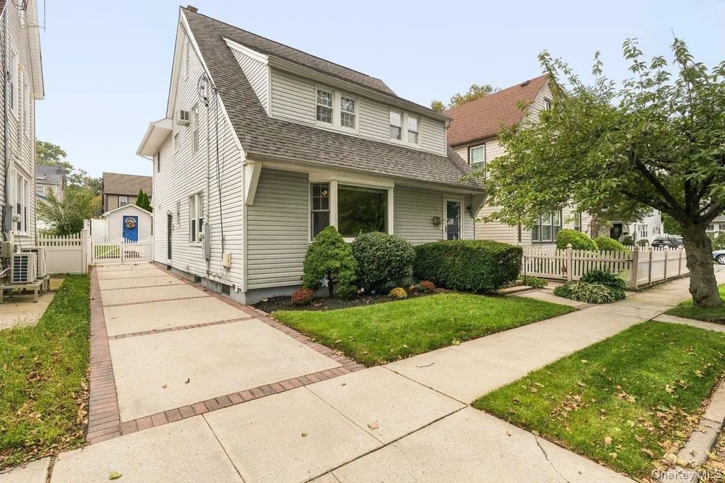 30 Astor Place, Williston Park