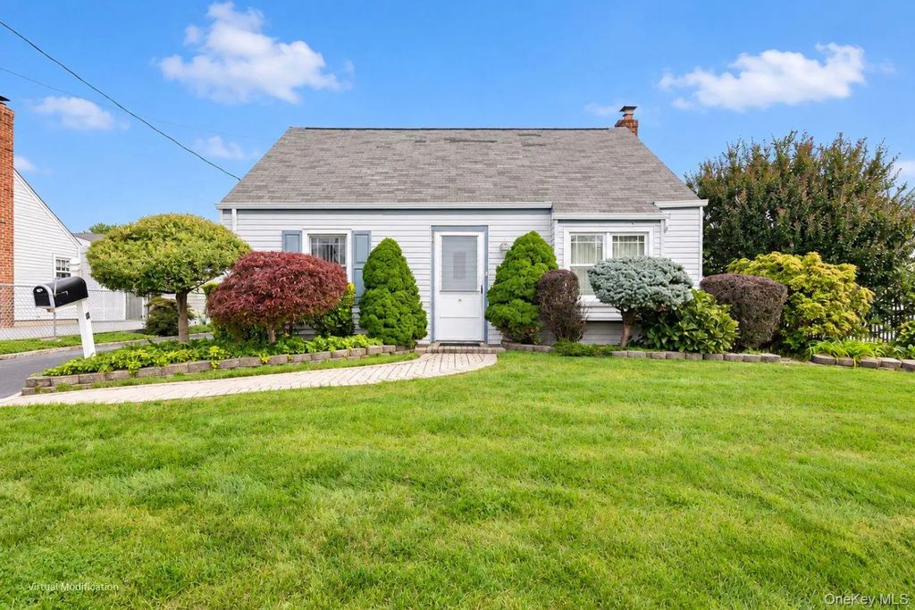 8 Park Circle N, Farmingdale
