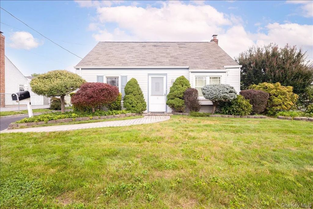 8 Park Circle N, Farmingdale