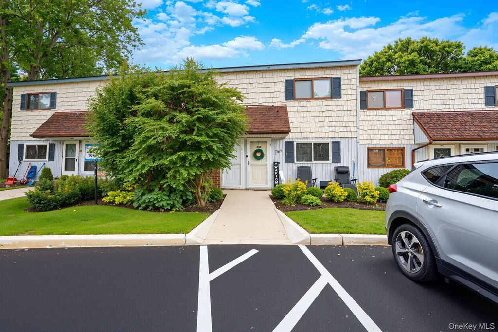 167 Pointe Circle N # 167, Coram