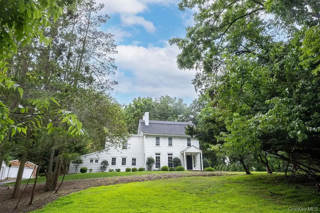 592 Landing Avenue, Smithtown