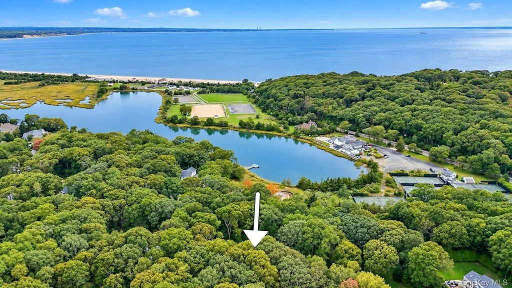 2 Glenwater Lane, East Setauket