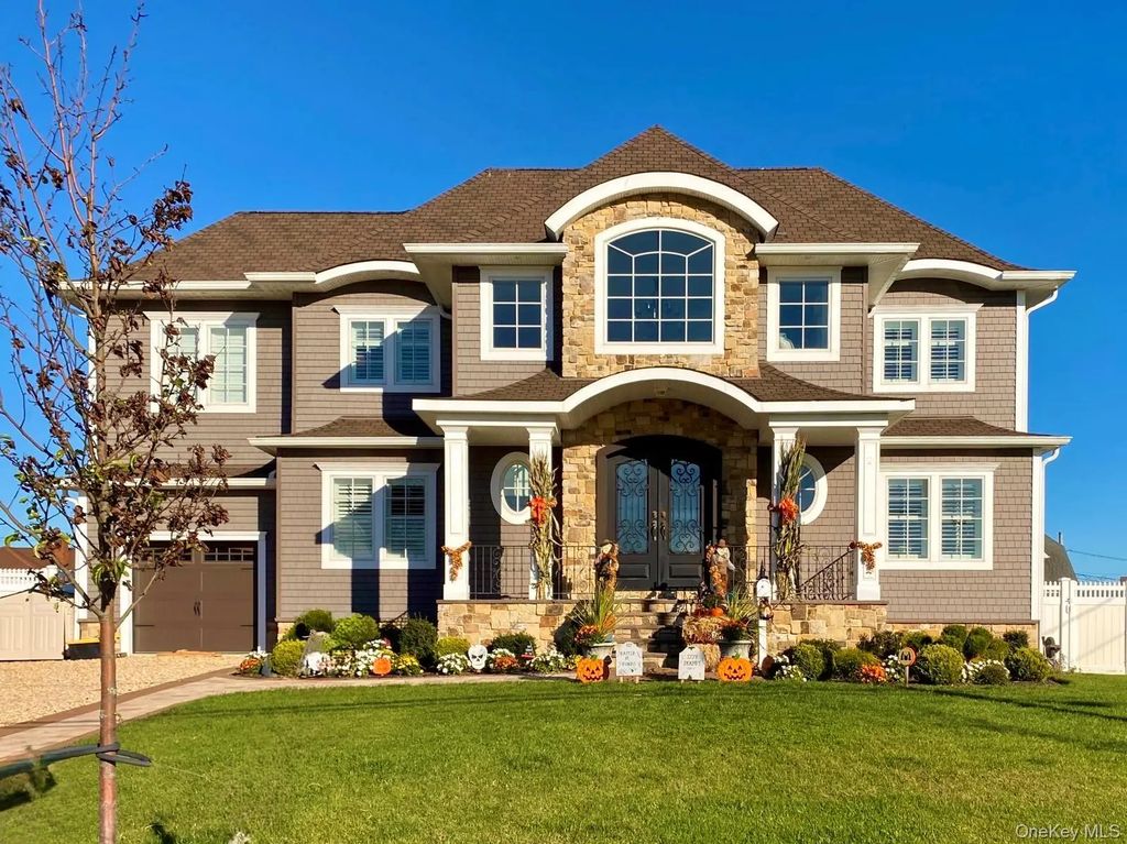 141 Sequams Lane W, West Islip