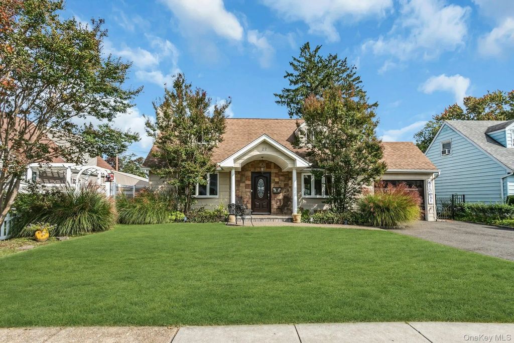22 Bryce Avenue, Glen Cove