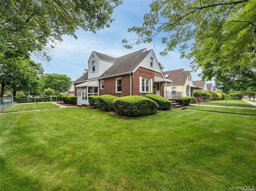 54 Rose Lane, New Hyde Park