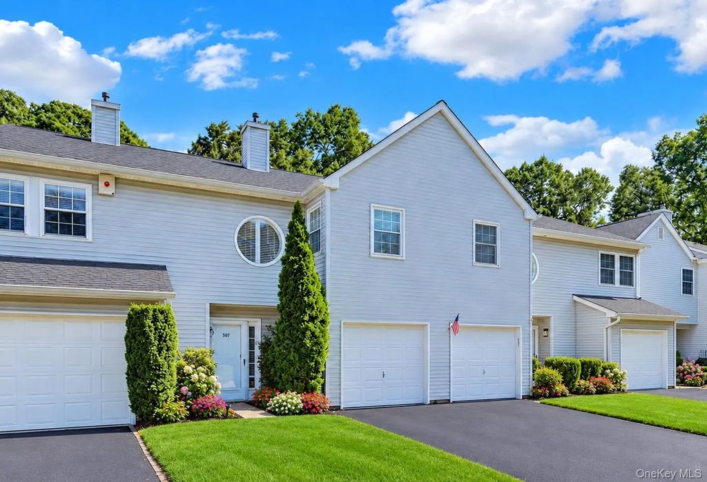 305 Sara Circle, Port Jefferson Station